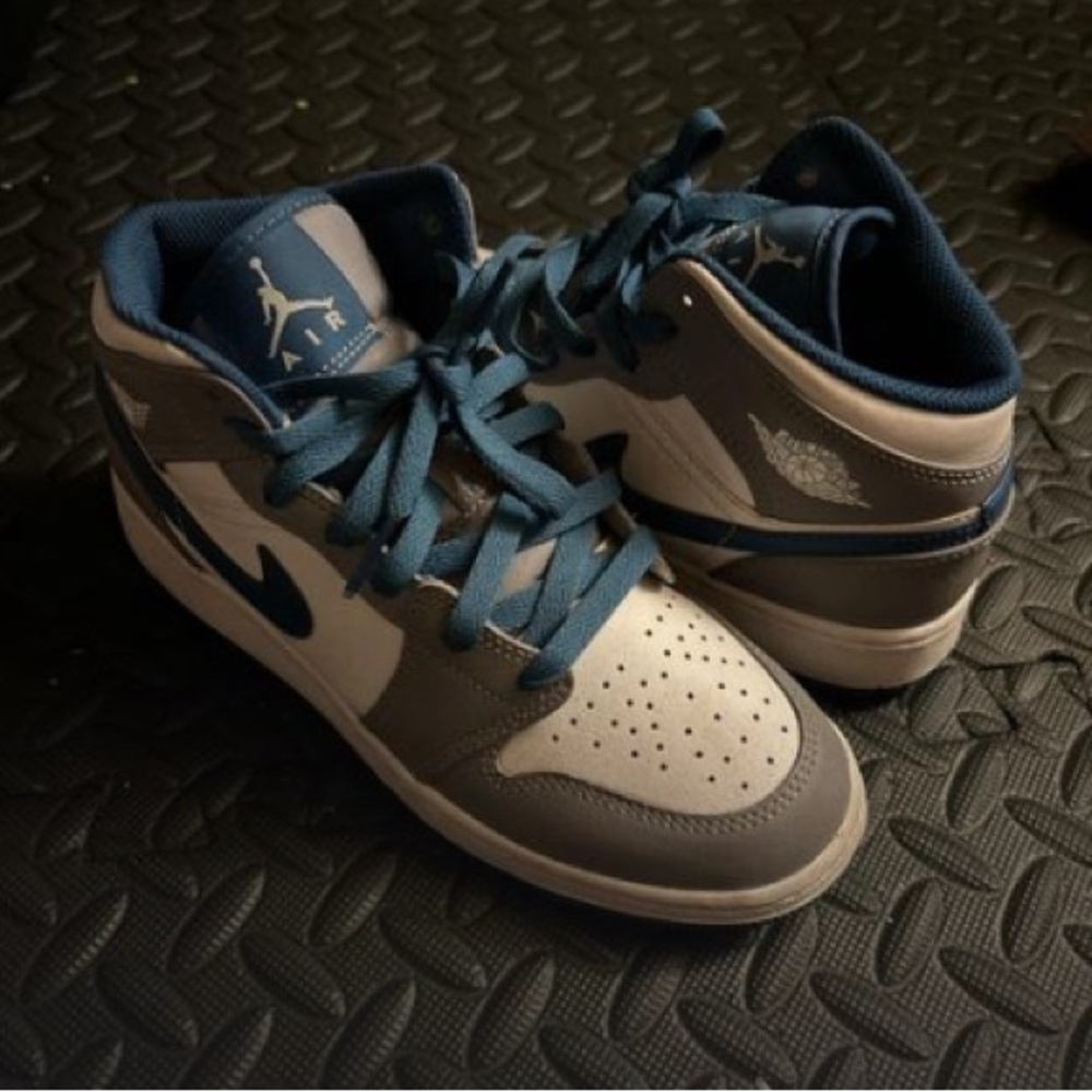 Blue and grey Nike dunks youth 
Size: 5 youth